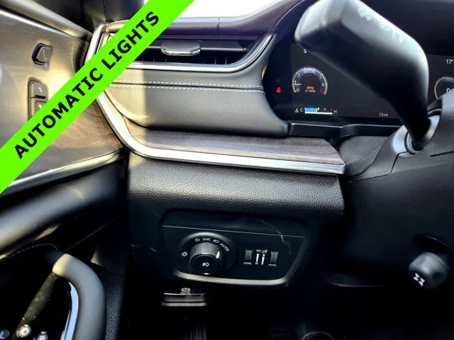 Nuevos JEEP GRAND CHEROKEE L at Columbus in Bob Caldwell Chrysler Jeep Dodge Ram