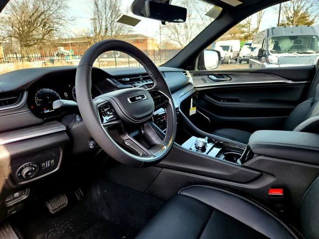 Nuevos JEEP GRAND CHEROKEE L at Columbus in Bob Caldwell Chrysler Jeep Dodge Ram