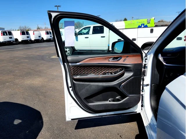 Nuevos JEEP GRAND CHEROKEE L at Columbus in Bob Caldwell Chrysler Jeep Dodge Ram