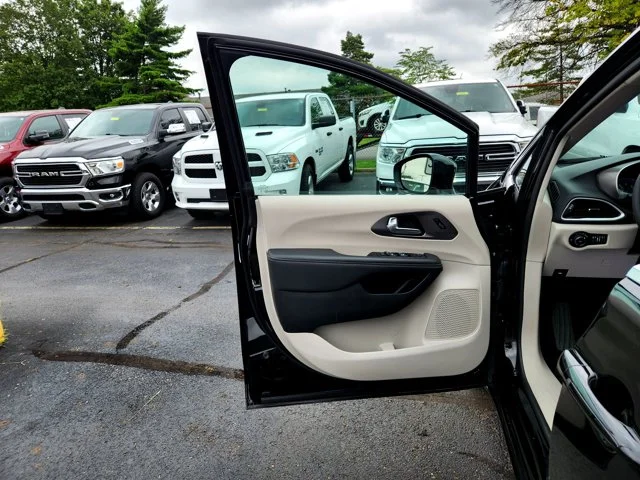 SEMINUEVOS CHRYSLER Pacifica at Columbus in Bob Caldwell Chrysler Jeep Dodge Ram
