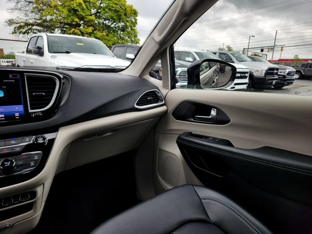 SEMINUEVOS CHRYSLER Pacifica at Columbus in Bob Caldwell Chrysler Jeep Dodge Ram