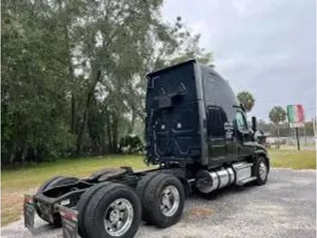 SEMINUEVOS FREIGHTLINER Cascadia a Estados en autogozo