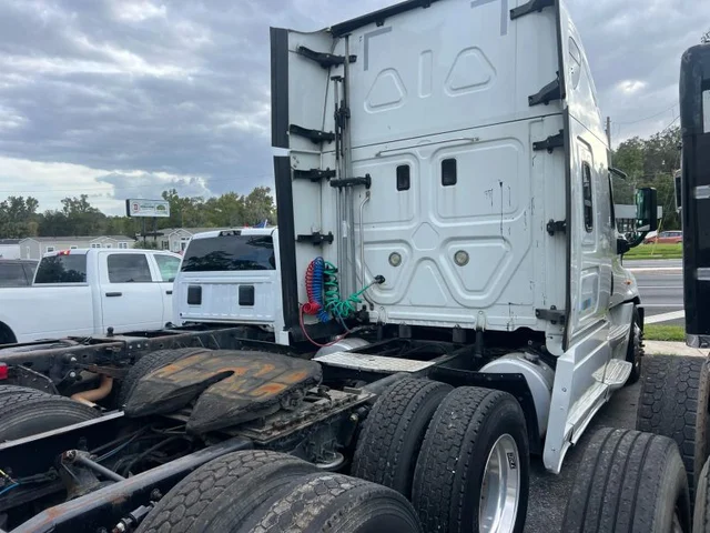 SEMINUEVOS FREIGHTLINER Cascadia a Estados en autogozo