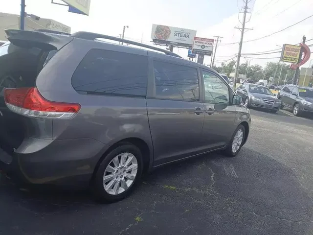 SEMINUEVOS TOYOTA Sienna a Estados en autogozo