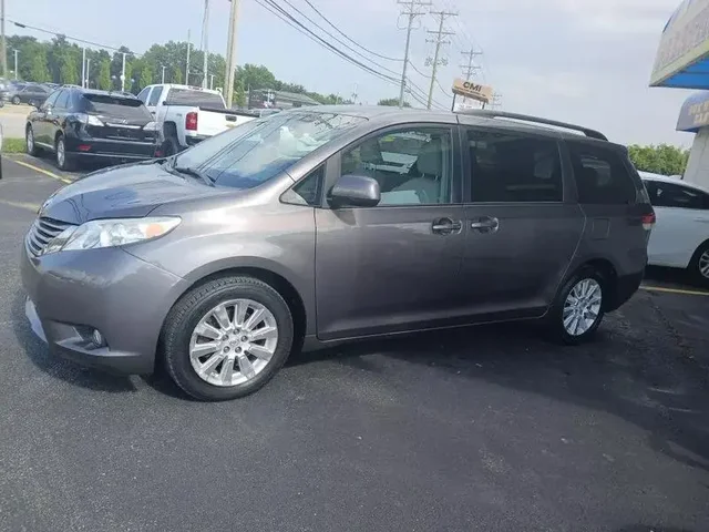 SEMINUEVOS TOYOTA Sienna a Estados en autogozo