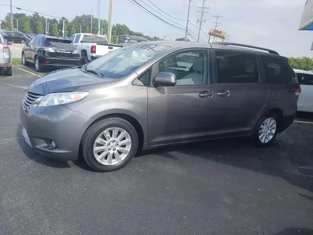 SEMINUEVOS TOYOTA Sienna a Estados en autogozo