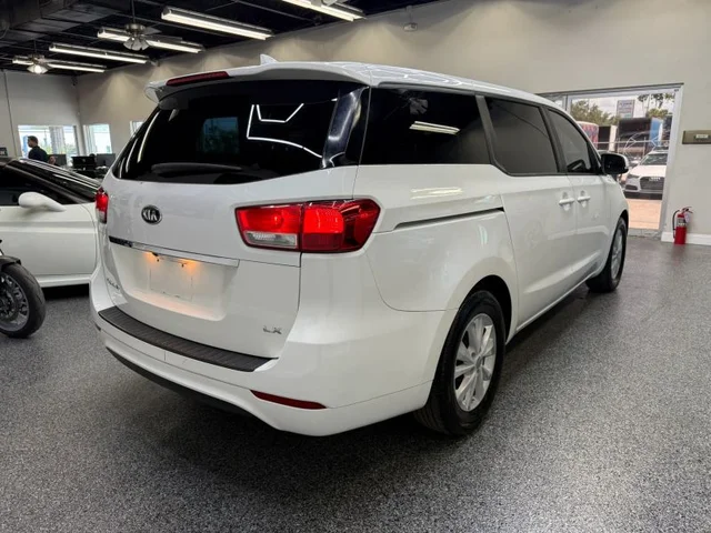 SEMINUEVOS KIA Sedona a Estados en autogozo