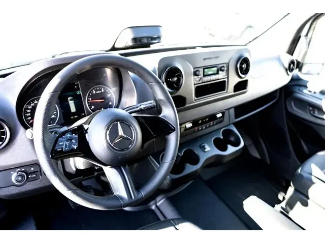 Nuevos MERCEDES-BENZ SPRINTER CREW VAN à Estados chez autogozo