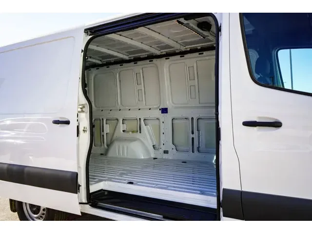 Nuevos MERCEDES-BENZ SPRINTER CARGO VAN à Estados chez autogozo