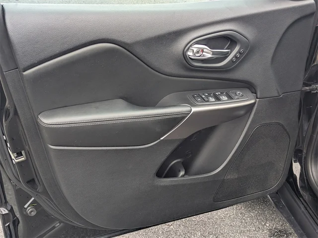 SEMINUEVOS JEEP Cherokee at Kennesaw, in Town Center Nissan