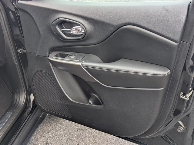 SEMINUEVOS JEEP Cherokee at Kennesaw, in Town Center Nissan