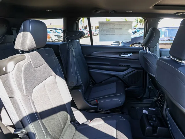 Nuevos JEEP GRAND CHEROKEE L à Estados chez autogozo
