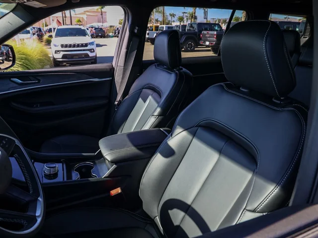 Nuevos JEEP GRAND CHEROKEE L à Estados chez autogozo