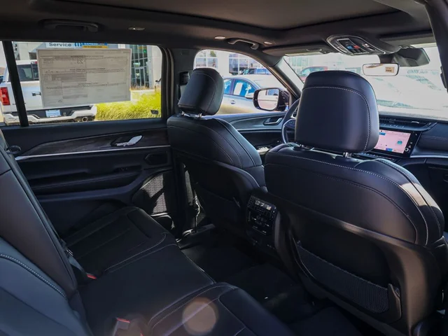 Nuevos JEEP GRAND CHEROKEE L à Estados chez autogozo