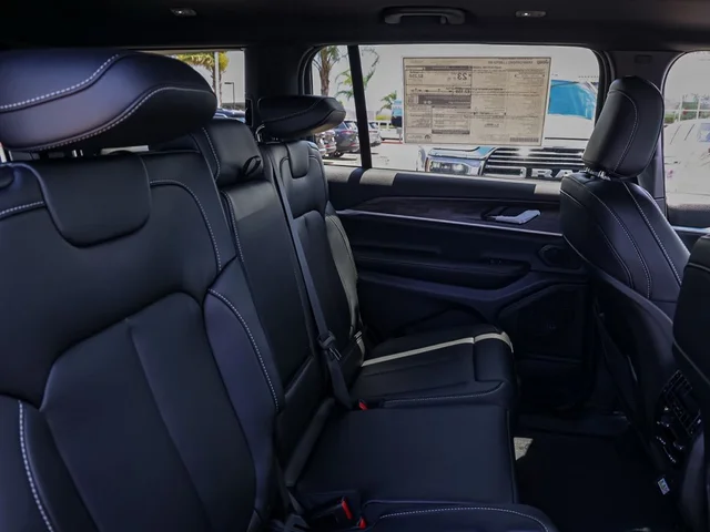 Nuevos JEEP GRAND CHEROKEE L à Estados chez autogozo