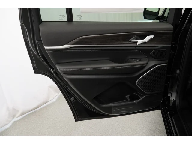 Nuevos JEEP GRAND CHEROKEE L à Estados chez autogozo