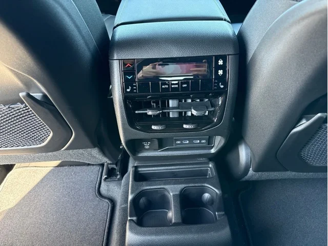 Nuevos JEEP GRAND CHEROKEE L à Estados chez autogozo