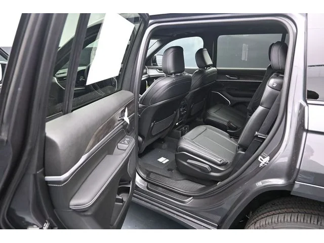 Nuevos JEEP GRAND CHEROKEE L à Estados chez autogozo