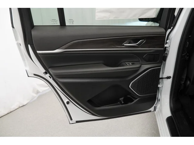Nuevos JEEP GRAND CHEROKEE L à Estados chez autogozo