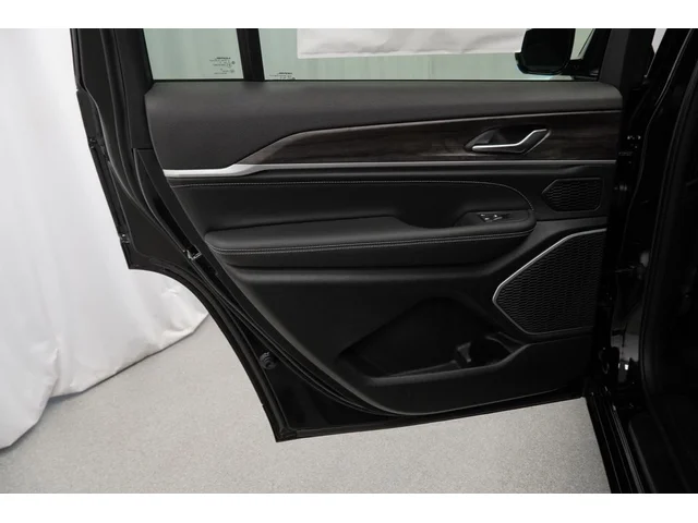 Nuevos JEEP GRAND CHEROKEE L à Estados chez autogozo