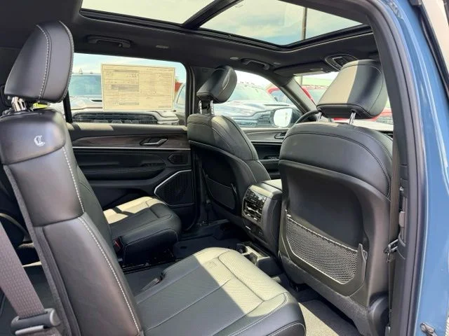 Nuevos JEEP GRAND CHEROKEE L à Estados chez autogozo