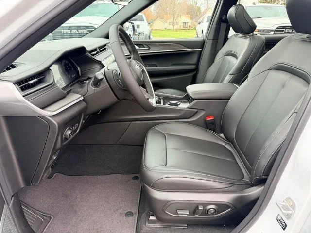 Nuevos JEEP GRAND CHEROKEE L à Estados chez autogozo