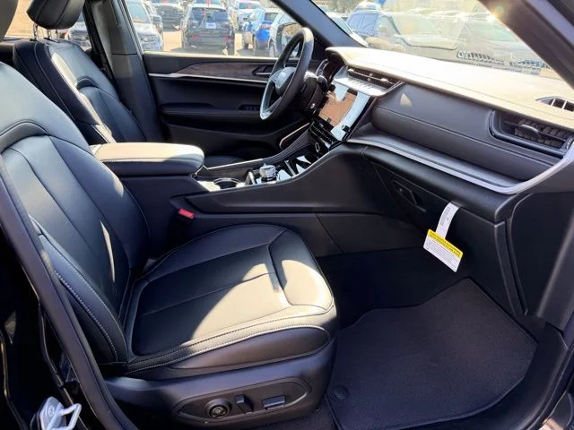 Nuevos JEEP GRAND CHEROKEE L à Estados chez autogozo
