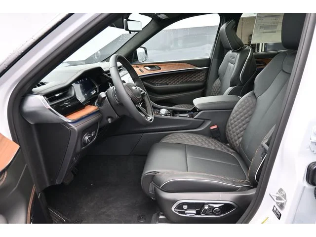 Nuevos JEEP GRAND CHEROKEE L à Estados chez autogozo
