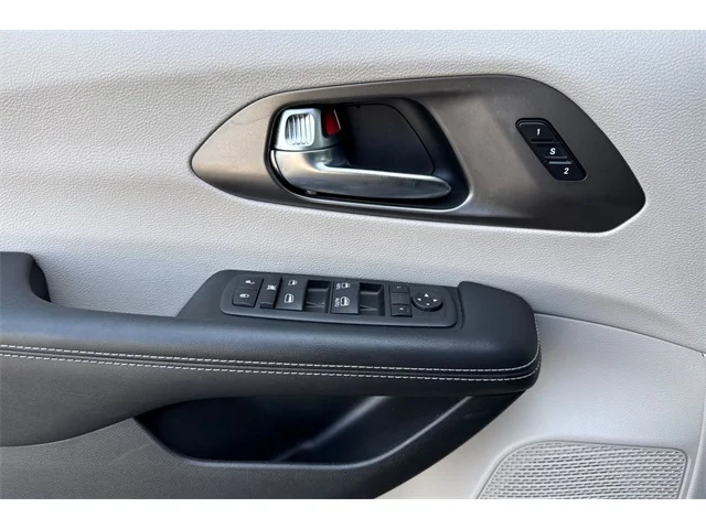 SEMINUEVOS CHRYSLER Pacifica at ELK GROVE in Elk Grove Buick GMC