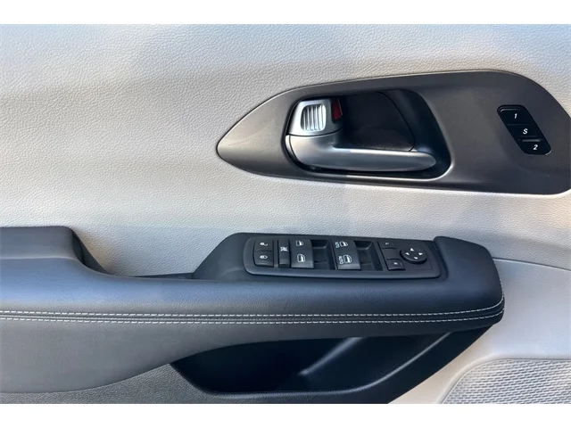 SEMINUEVOS CHRYSLER Pacifica at ELK GROVE in Elk Grove Buick GMC