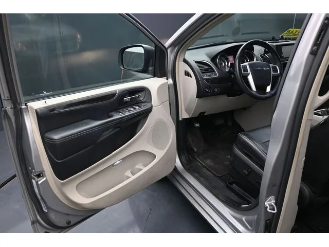 SEMINUEVOS CHRYSLER Town & Country a Estados en autogozo