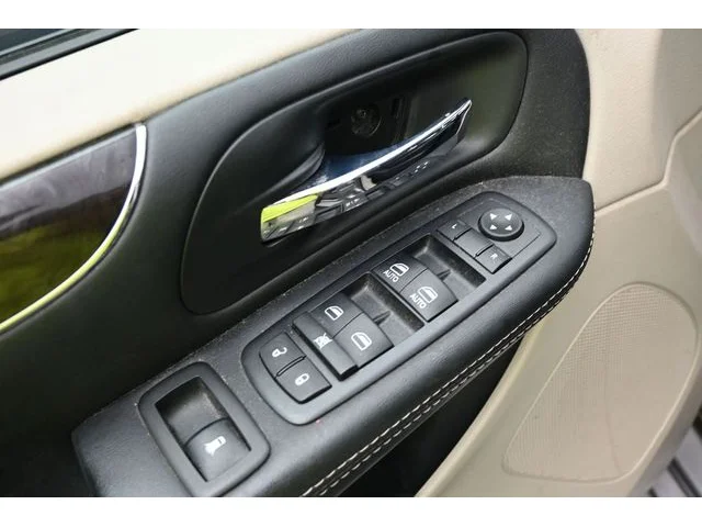 SEMINUEVOS CHRYSLER Town & Country a Estados en autogozo