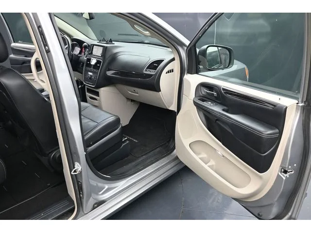 SEMINUEVOS CHRYSLER Town & Country a Estados en autogozo