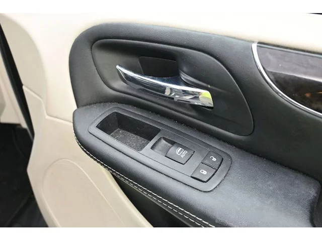 SEMINUEVOS CHRYSLER Town & Country a Estados en autogozo
