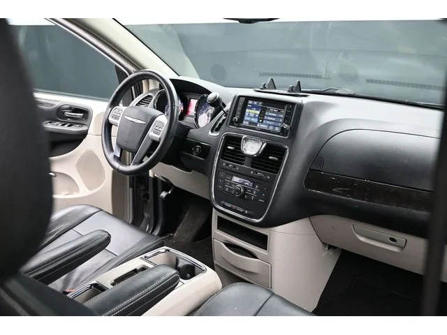 SEMINUEVOS CHRYSLER Town & Country a Estados en autogozo
