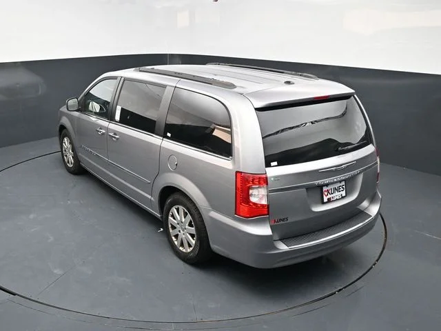 SEMINUEVOS CHRYSLER Town & Country a Estados en autogozo