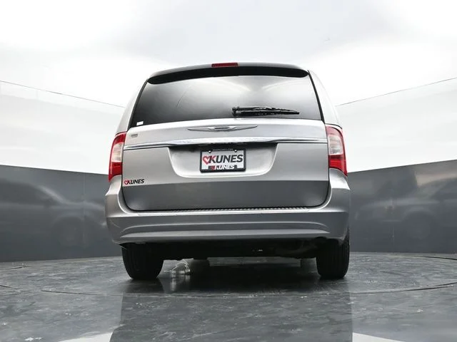 SEMINUEVOS CHRYSLER Town & Country a Estados en autogozo