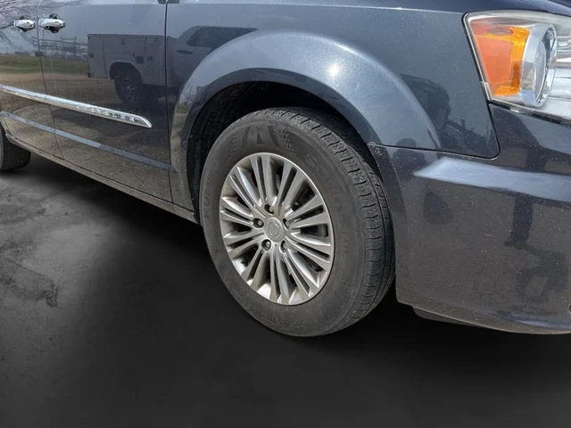 SEMINUEVOS CHRYSLER Town & Country a Estados en autogozo