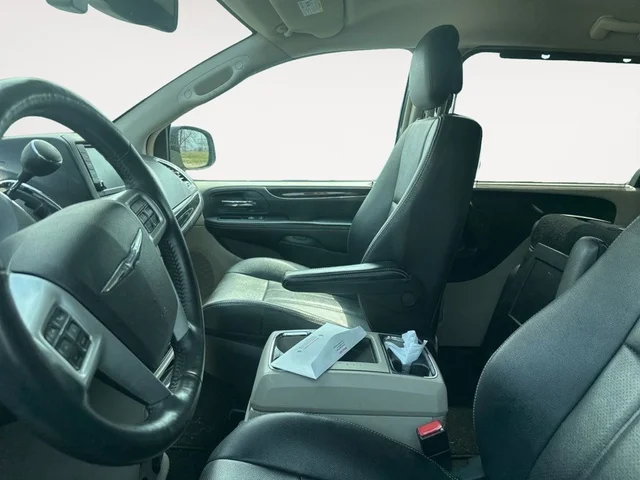 SEMINUEVOS CHRYSLER Town & Country a Estados en autogozo
