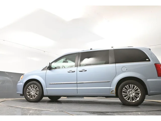 SEMINUEVOS CHRYSLER Town & Country a Estados en autogozo