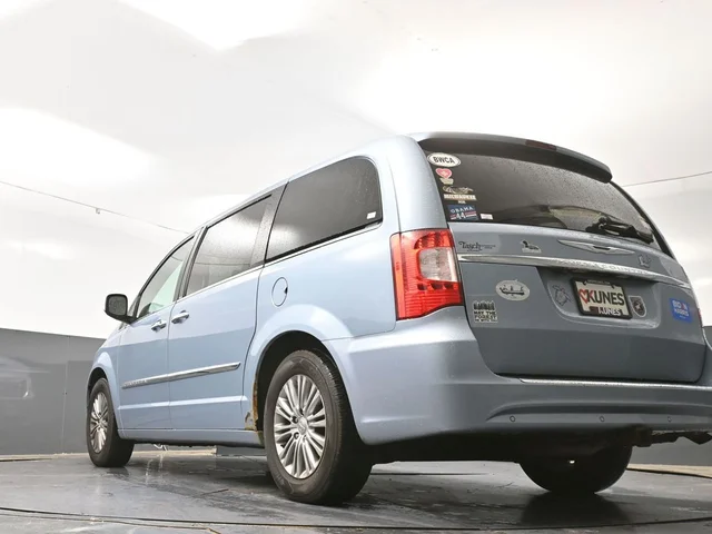 SEMINUEVOS CHRYSLER Town & Country a Estados en autogozo