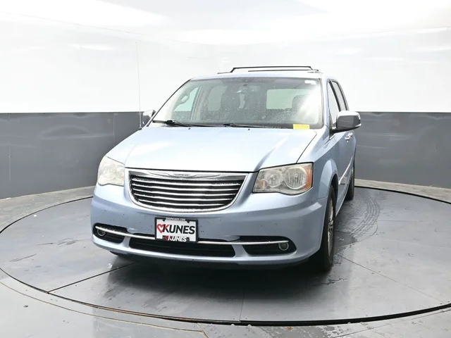 SEMINUEVOS CHRYSLER Town & Country a Estados en autogozo