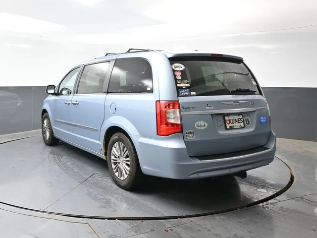 SEMINUEVOS CHRYSLER Town & Country a Estados en autogozo