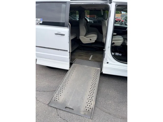 SEMINUEVOS CHRYSLER Town & Country a Estados en autogozo