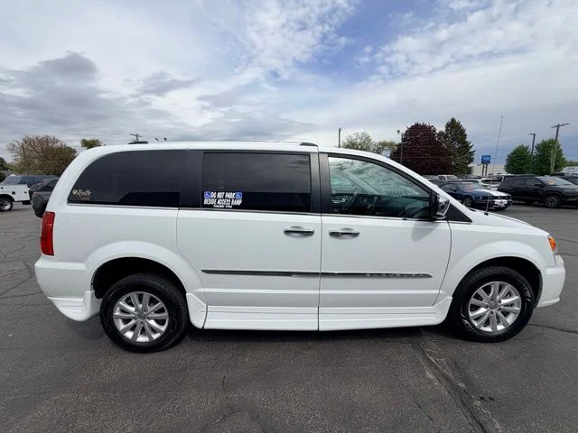 SEMINUEVOS CHRYSLER Town & Country a Estados en autogozo
