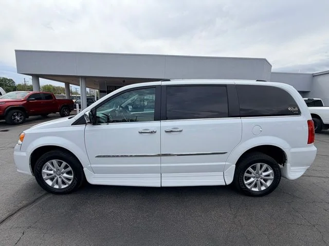 SEMINUEVOS CHRYSLER Town & Country a Estados en autogozo