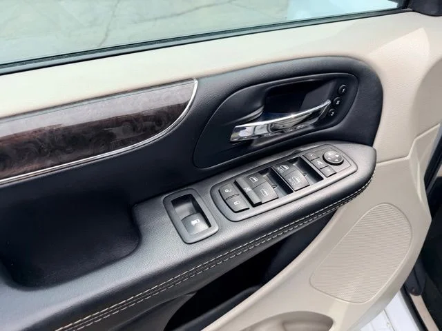 SEMINUEVOS CHRYSLER Town & Country a Estados en autogozo