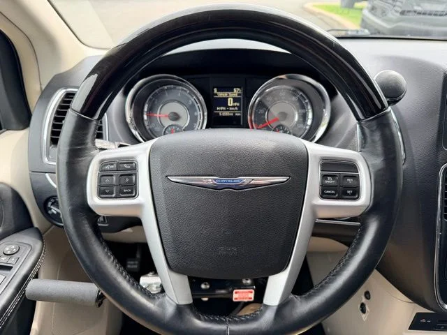 SEMINUEVOS CHRYSLER Town & Country a Estados en autogozo