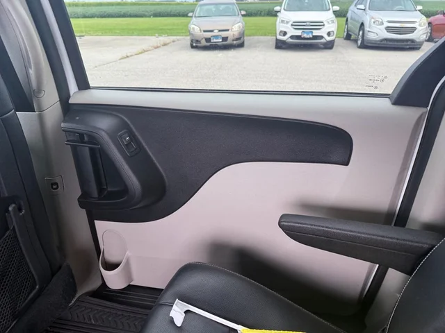 SEMINUEVOS DODGE Grand Caravan a Estados en autogozo