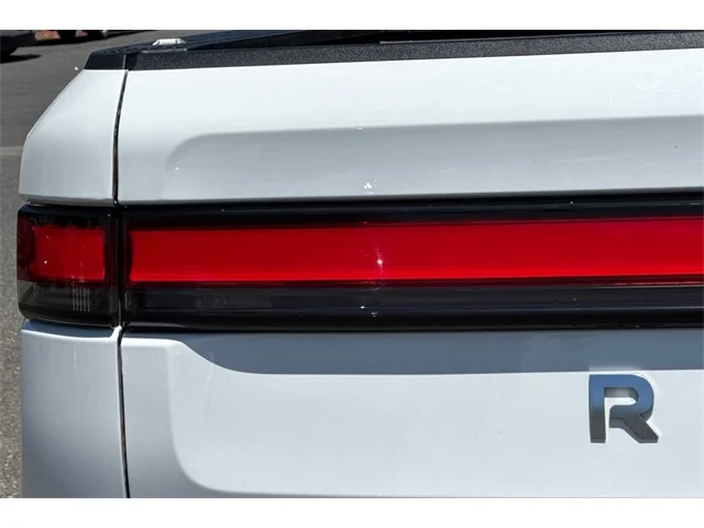 SEMINUEVOS RIVIAN R1T at ELK GROVE in Elk Grove Buick GMC